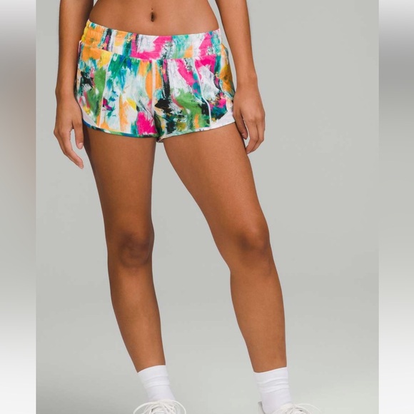 Lululemon Hotty Hot Low-Rise Lined Short‎ 2.5" No Limits White Multi / White - Picture 1 of 6